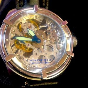 Watch, android  48mm set the time by winding the crown, it is not automatic.